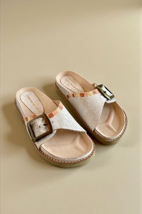 Sandalias KIRA Línea Ottenta Blancas Con Arte Sandalias KIRA Línea Ottenta Blancas Con Arte