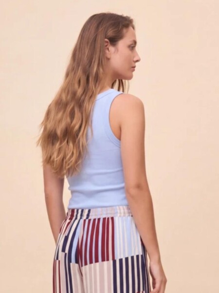 MUSCULOSA ALLIE EYES BASICA CELESTE