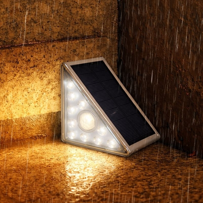 LUMINARIA SOLAR TRIANGLE CON SENSOR 2.6W - 3000K Luminaria Solar Triangle Con Sensor 2,6W 3000K Pack X2