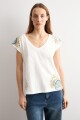 Remera escote V estampa paisley blanco