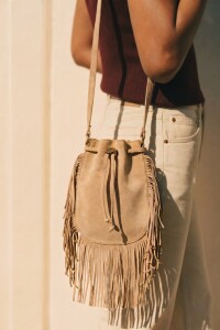 Cartera Flecos Gamuza Vegana Camel