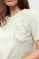 Remera apliques florales verde pastel