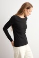 Remera escote bote negro