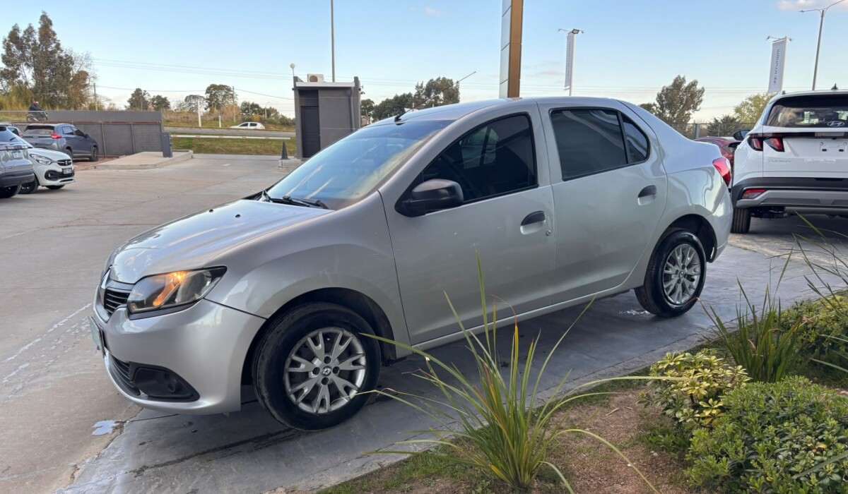Renault Logan Authentique 1,6 - 2018 Renault Logan Authentique 1,6 - 2018