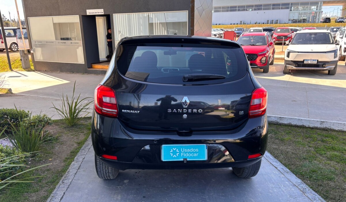 Renault Sandero 1.6 Dynamique - 2015 Renault Sandero 1.6 Dynamique - 2015