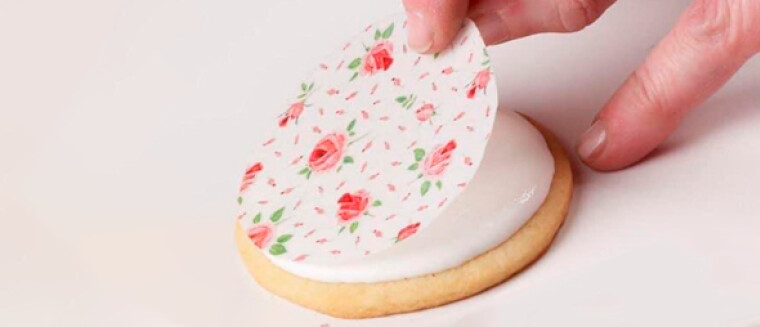 Como pegar láminas comestibles