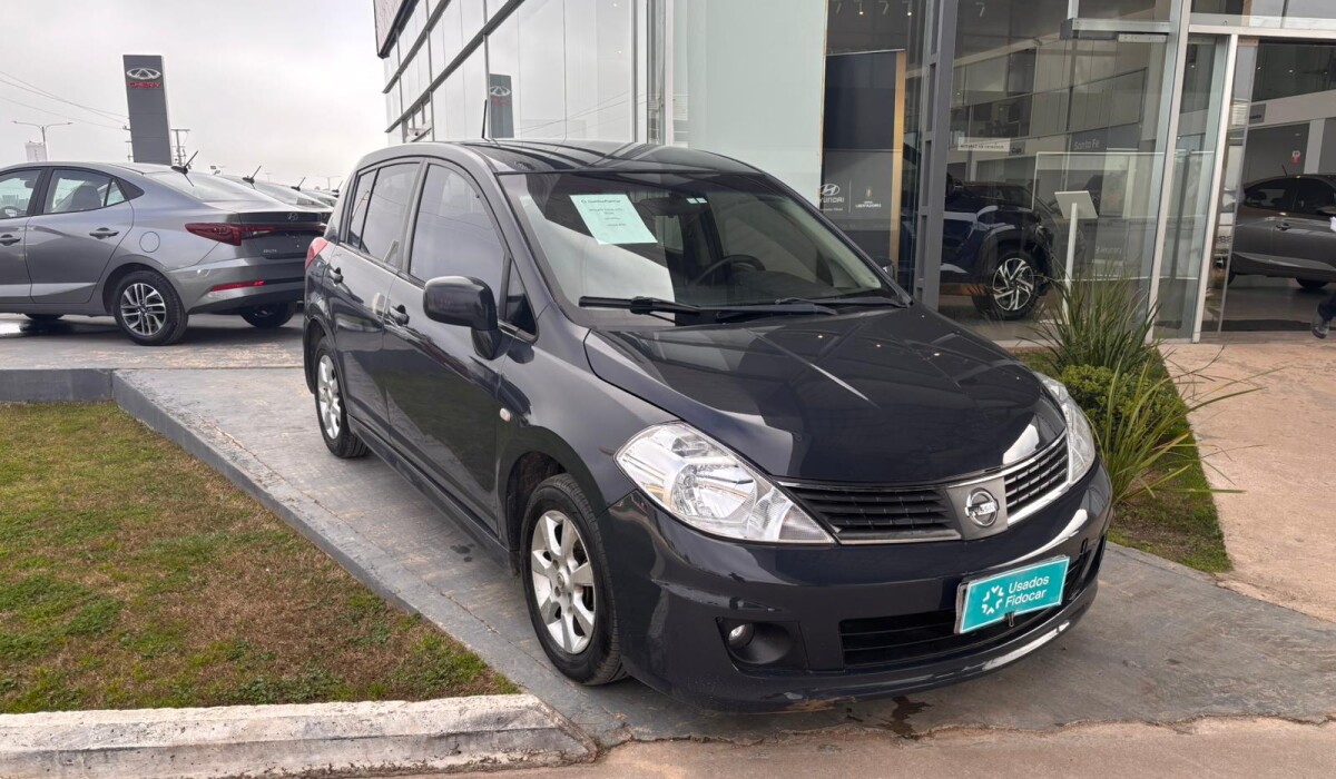 Nissan Tiida Estándar - 2010 Nissan Tiida Estándar - 2010