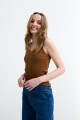 Musculosa en rib tirante finos TOSTADO