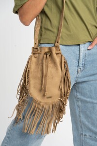 Cartera Flecos Gamuza Vegana Camel