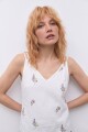 Top con flores bordadas crudo