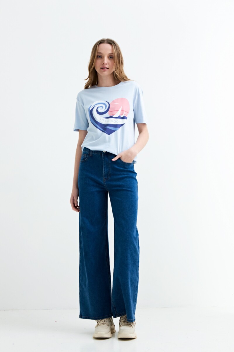 Remera m/c estampada Life Is Good CELESTE