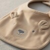 Set babero y zapatitos primer muda Carters beige