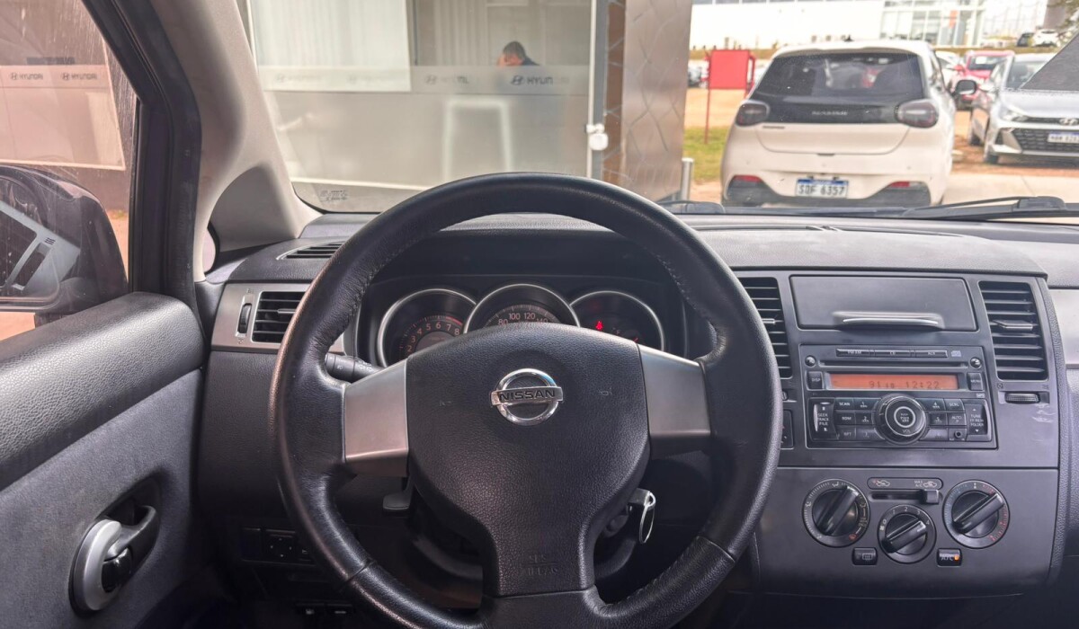 Nissan Tiida Estándar - 2010 Nissan Tiida Estándar - 2010