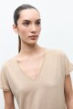 Remera con encaje beige claro