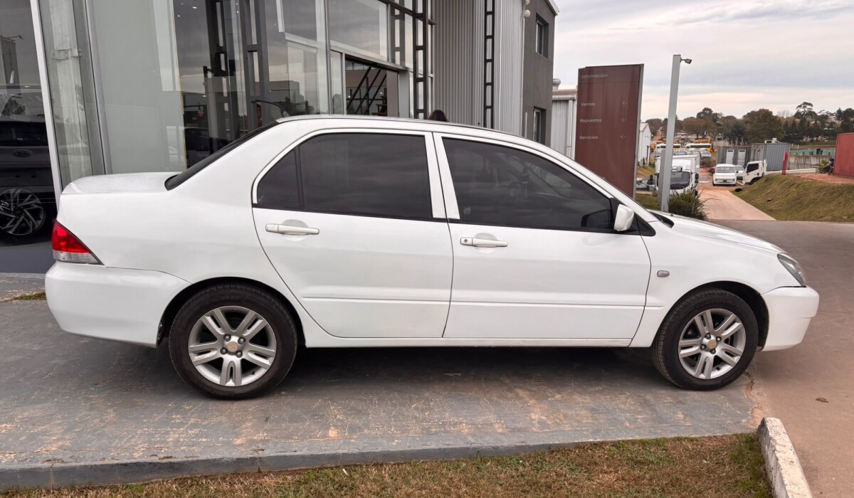Mitsubishi Lancer 1.6 GLX - 2011 Mitsubishi Lancer 1.6 GLX - 2011