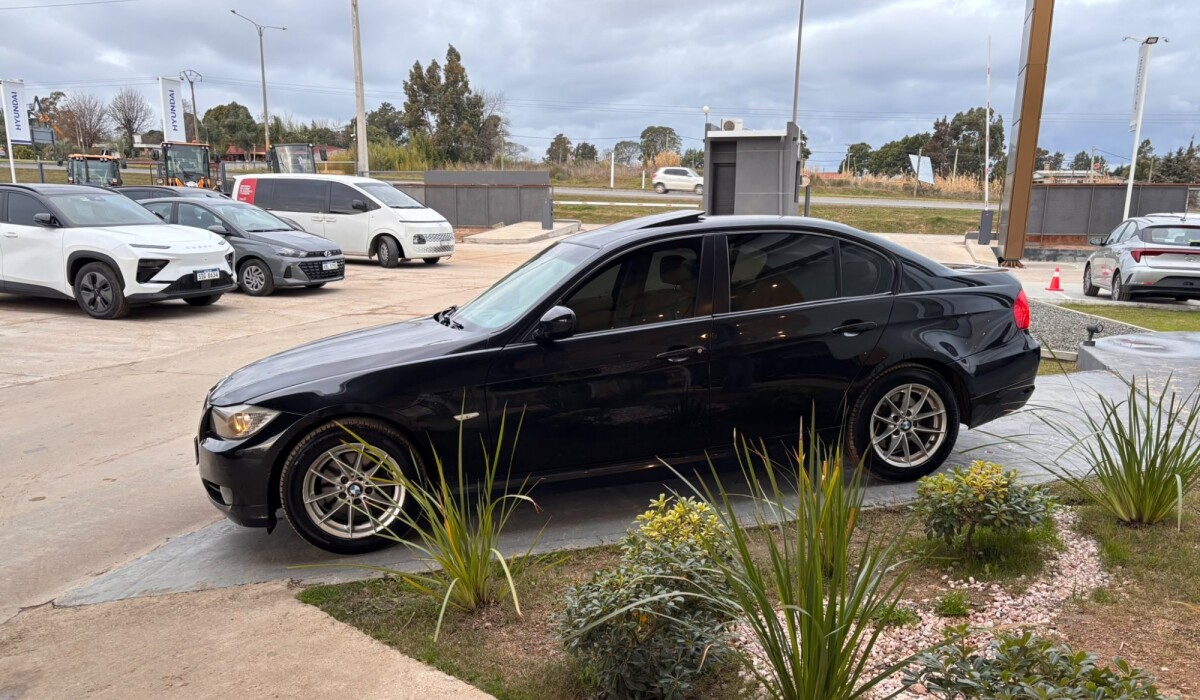 BMW 320I - 2011 BMW 320I - 2011