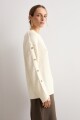 Sweater con botones crudo
