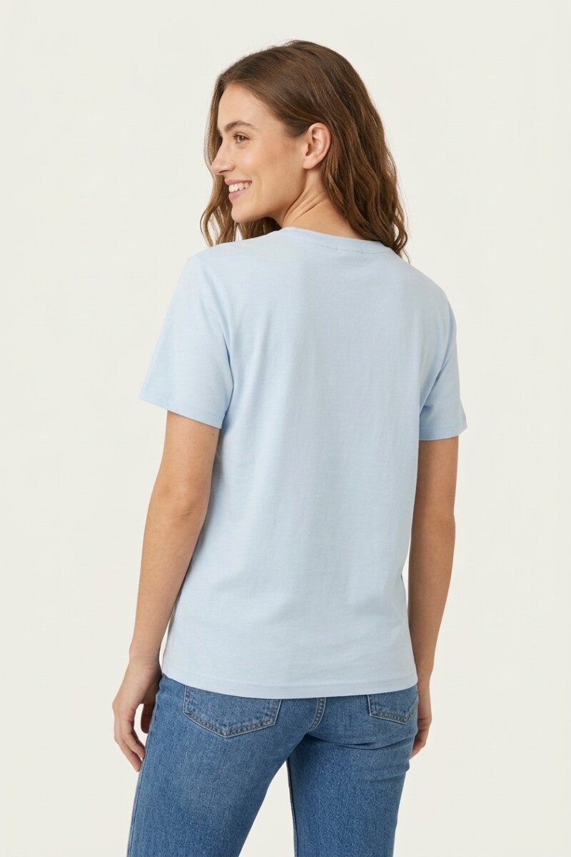 Remera m/c estampada Shells Glisten CELESTE