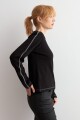 Remera pespuntes en contraste negro