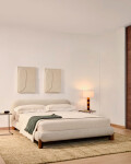 Cama desenfundable Odina bouclé crudo y patas de madera maciza de fresno acabado tono nogal para colchón de 180 x 200 cm