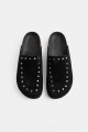 Zueco tachas simil gamuza negro