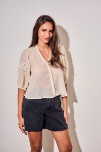 Blusa Con Encajes Bordados Arena