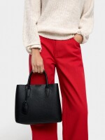 Bolso Tote Con Textura Y Colgante negro