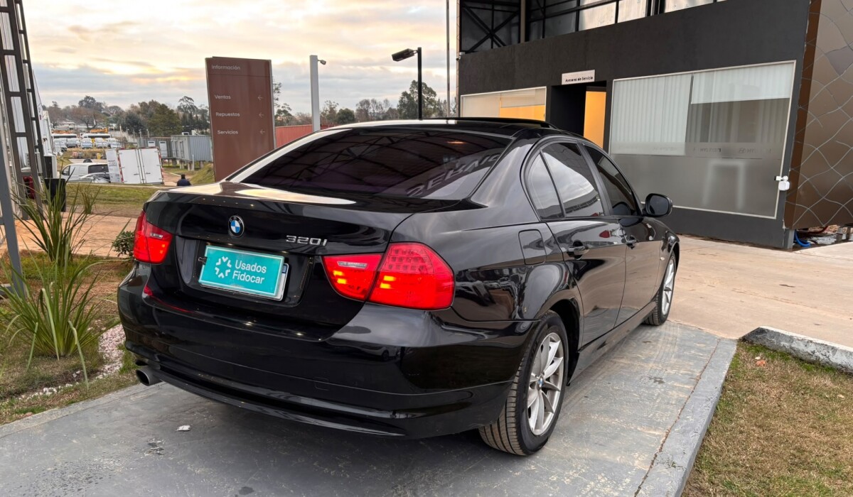 BMW 320I - 2011 BMW 320I - 2011