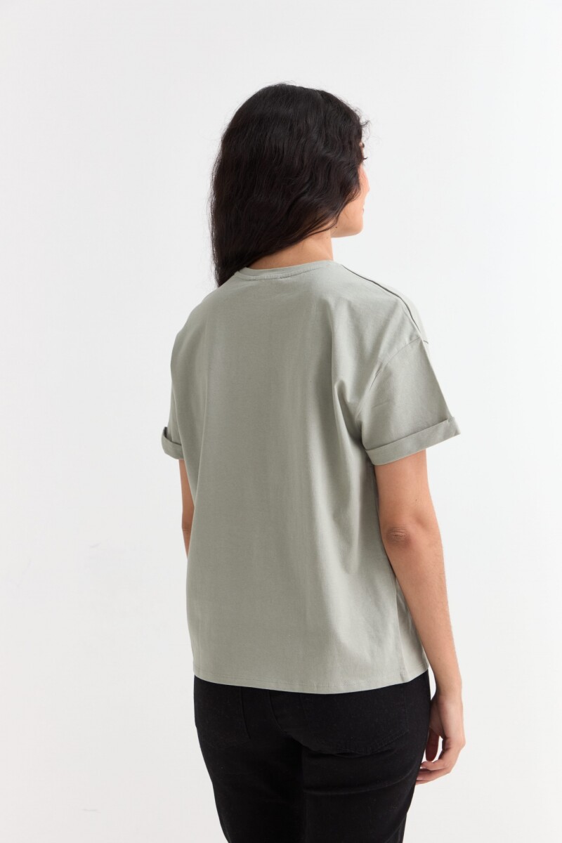 Remera m/c estampada colección Urbana VERDE OLIVA