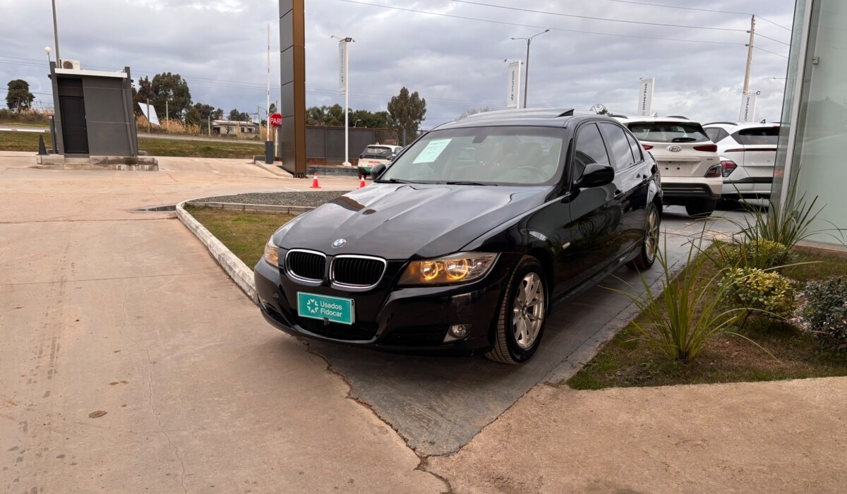 BMW 320I - 2011 BMW 320I - 2011