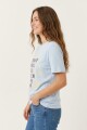 Remera m/c estampada Shells Glisten CELESTE