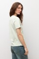 Remera apliques florales verde pastel