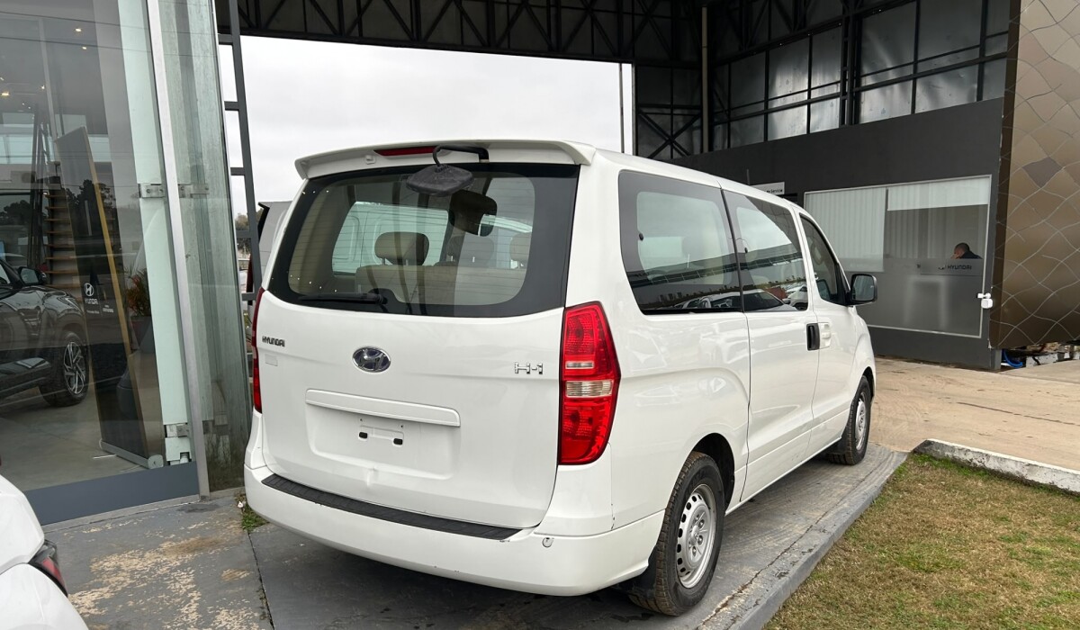 Hyundai H1 MiniBus 12 Plz GLS Diesel - 2014 Hyundai H1 MiniBus 12 Plz GLS Diesel - 2014