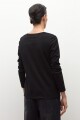 Remera escote a la base manga larga negro