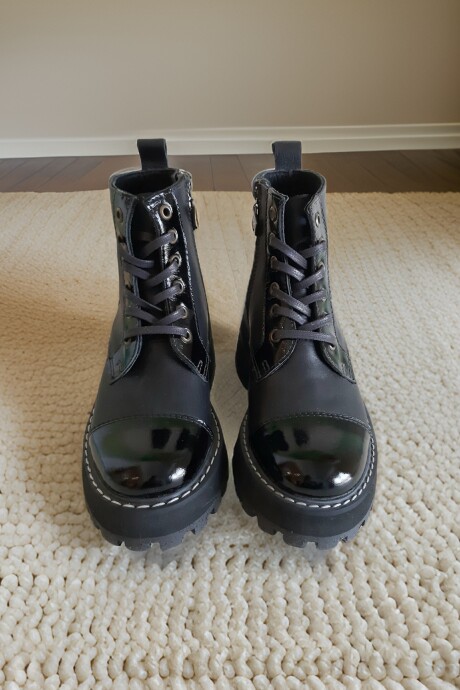 Bota Borcego Alkira Negro Con Arte Linea Ottenta. Bota Borcego Alkira Negro Con Arte Linea Ottenta.