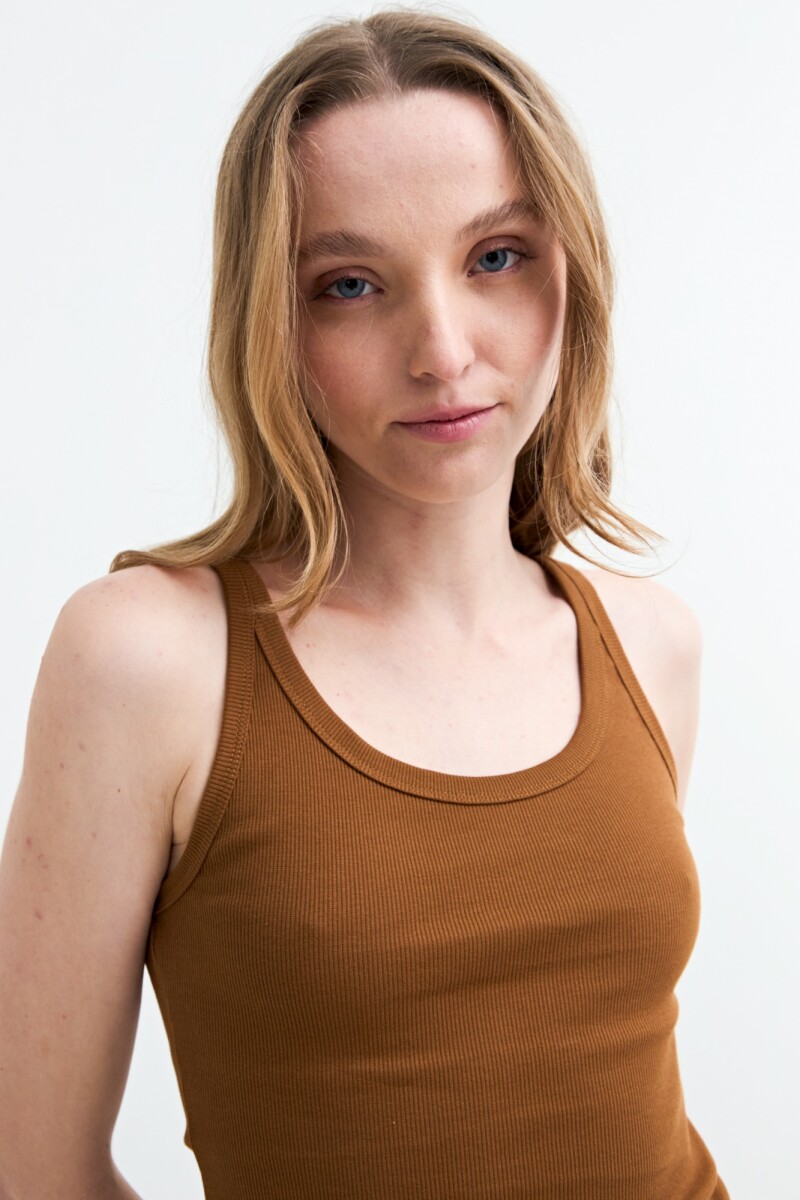 Musculosa en rib tirante finos TOSTADO