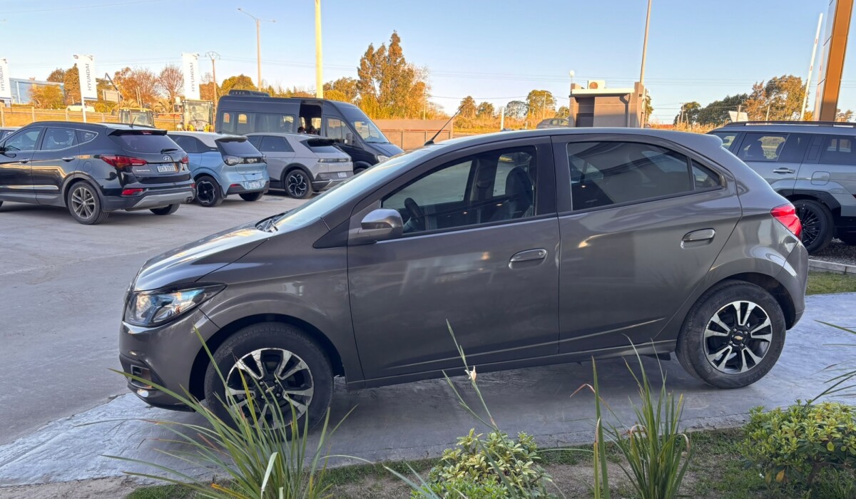 Chevrolet Onix LTZ 1,4 MT - 2015 Chevrolet Onix LTZ 1,4 MT - 2015