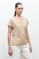 Remera con encaje beige claro