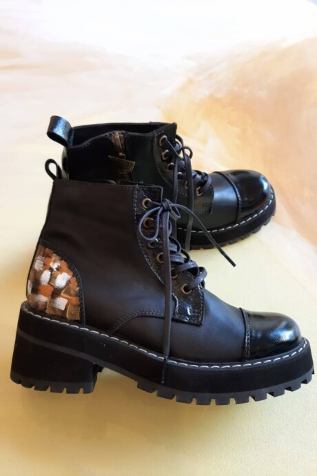 Bota Borcego Alkira Negro Con Arte Linea Ottenta. Bota Borcego Alkira Negro Con Arte Linea Ottenta.