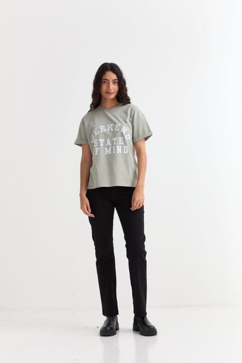 Remera m/c estampada colección Urbana VERDE OLIVA