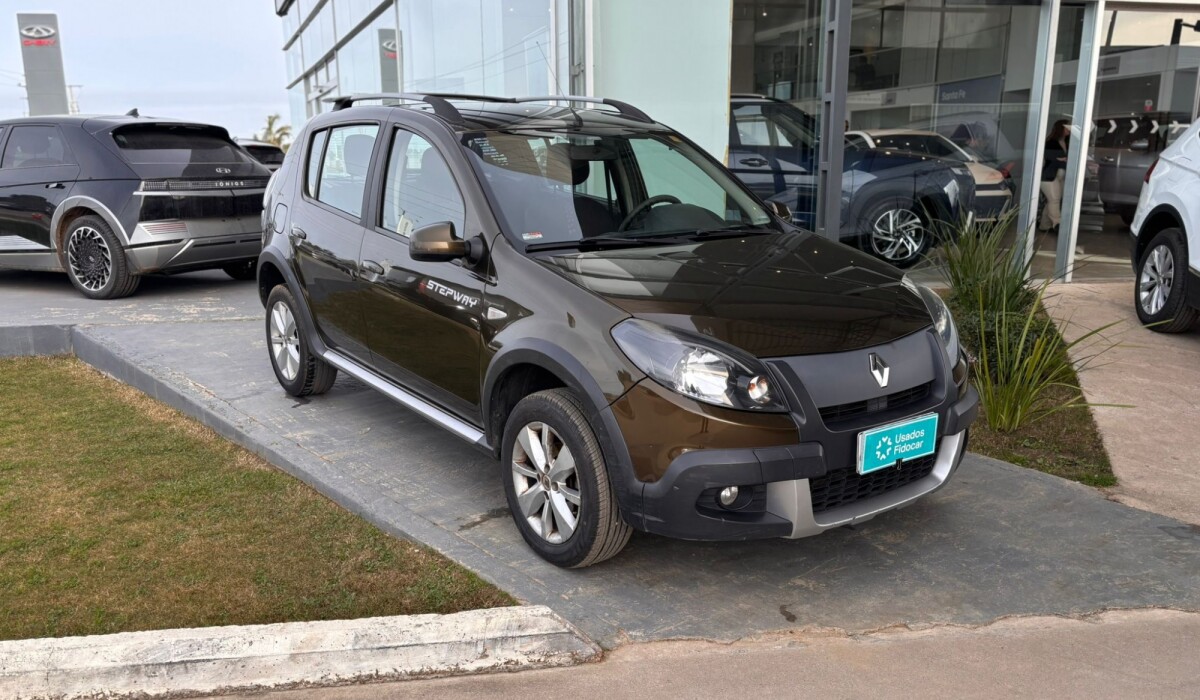 Renault Sandero Stepway Comf. 1.6 - 2014 Renault Sandero Stepway Comf. 1.6 - 2014