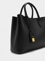 Bolso Tote Con Textura Y Colgante negro