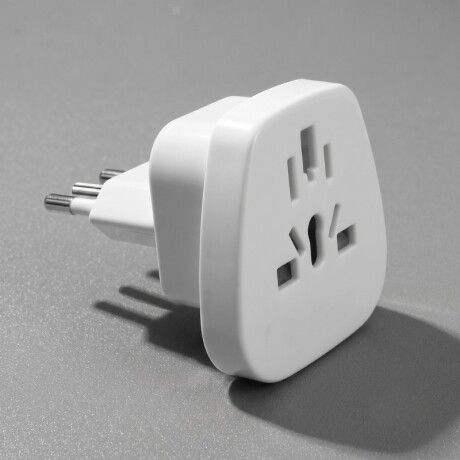 ADAPTADOR UNIVERSAL 2P+T 10A Adaptador Universal 2P+T 10A Blanco