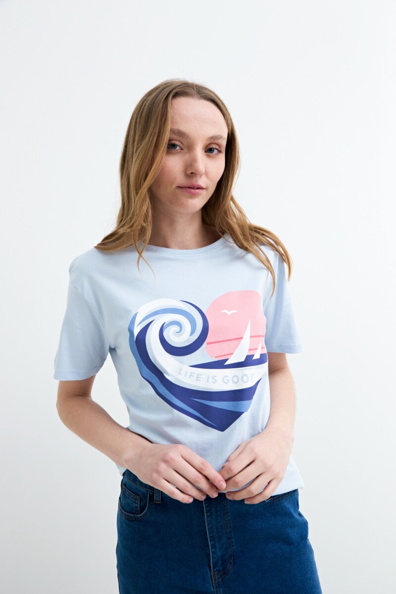 Remera m/c estampada Life Is Good CELESTE