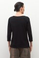 Remera escote bote negro