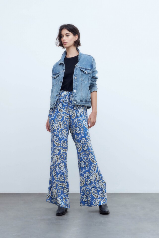 Pantalón con estampa floral azul francia