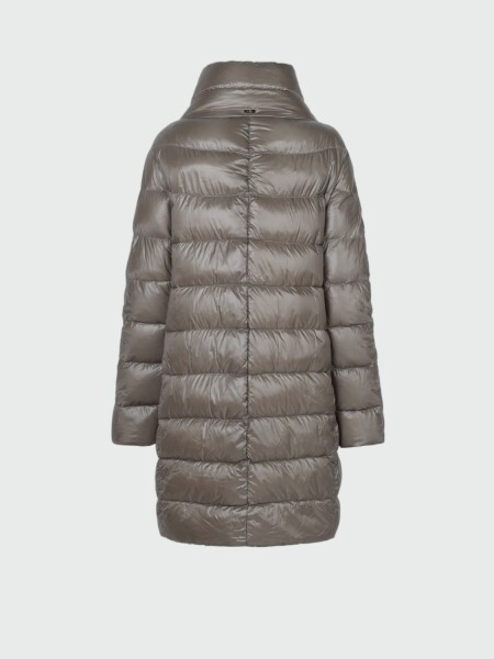 Herno - Campera de corte recto confeccionada en nylon ultraligth. Dora Caqui