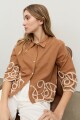 Camisa bordado en contraste camel