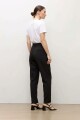 Pantalón sastrero con cinturón negro
