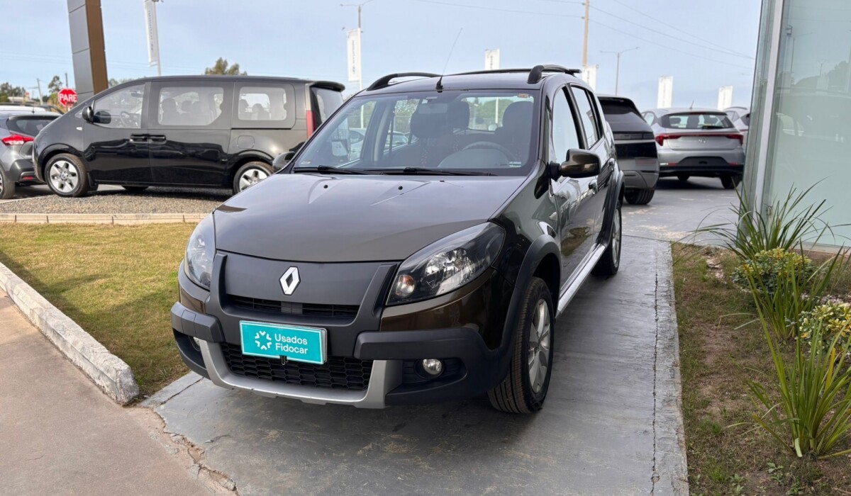 Renault Sandero Stepway Comf. 1.6 - 2014 Renault Sandero Stepway Comf. 1.6 - 2014